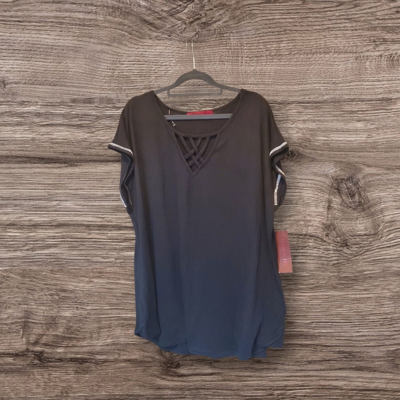 Gorgeous Women's Curvy Top with Rhinestones Size 2X - Picture 2 of 5